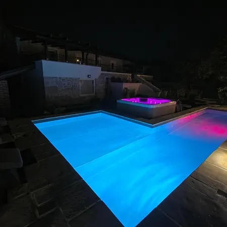 Hrustika - Heated Pool, Jacuzzi & Sauna *